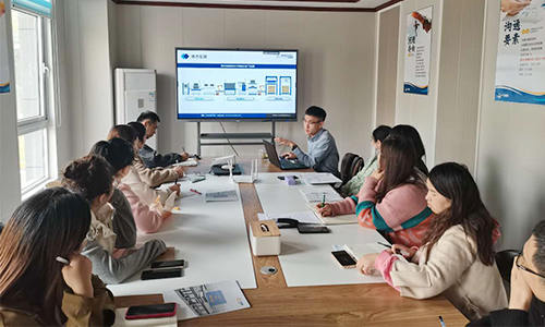 Dyehome Intelligent Company organized all the sales staff to carry out the corresponding knowledge training on the strapping machine products.