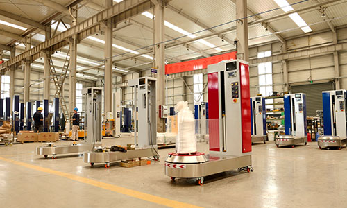 What are the advantages of the luggage wrapping machine used in airports?