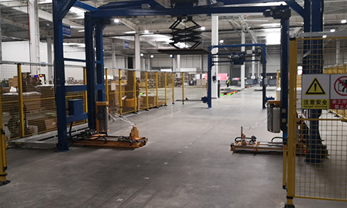 The food industry has a large shipment volume, but the packaging rhythm can't keep up? This type of swing arm wrapping machine makes wrapping more stable and faster