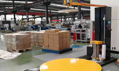 Are high-stacked goods prone to loosening during transportation? Electric pressure-top wrapping packaging machine helps pack more steadily and tightly