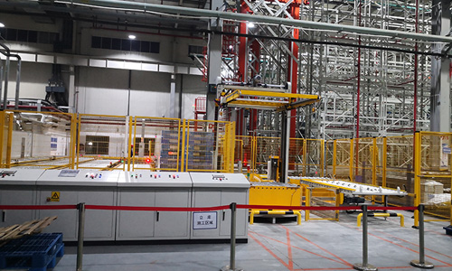 Is manual film lamination still required for shipment packaging? Online top-covering and wrapping machine allows the whole pallet packaging to be completed automatically without falling to the ground