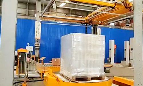 The online wrapping machine efficiently connects to the conveyor line to realize the automatic packaging of pallets