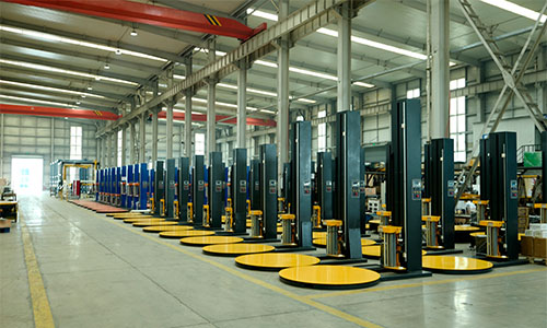 What are the characteristics of a fully automatic pallet wrapping machine?