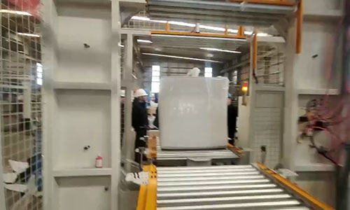 The horizontal wrapping machine solves the problem of packaging long materials and is suitable for industries such as profiles, pipes, and furniture