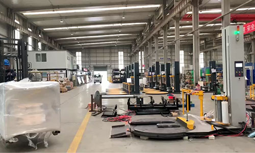 The M-type pallet wrapping machine is designed for forklifts to solve the problem of low-level loading and packaging.