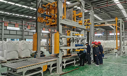 The ton bag strapping machine is specially designed for large bag materials. It tightens the strapping belt with one click, making transportation more worry-free
