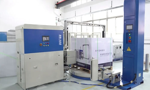 Pallet-type film wrapping and strapping machine is installed and applied, and the shipment packaging no longer needs to be tossed back and forth