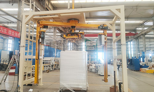 The rocker-type film wrapping machine can stably cope with heavy packaging scenarios, and its efficient rhythm is not afraid of large cargo stacking
