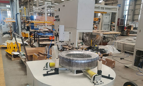 How can you package steel coils, cables, copper rings, and tires so they don't fall apart? Ring wrapping machines offer a reliable solution.