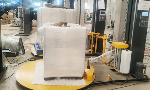 Is pallet wrapping still done manually? Turntable wrapping equipment helps companies boost packaging efficiency.