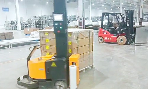 Is it difficult to uniformly pack multiple types of goods? A self-propelled wrapping machine can cover the entire warehouse with one device.