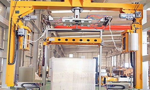 Concerned about dust and water ingress from the top of your cargo? Swing-arm film wrapping machines offer both top and bottom filming in one step, increasing efficiency.